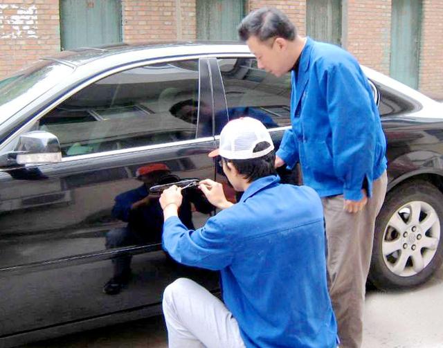 相山区汽车钥匙丢在车里面怎么办?